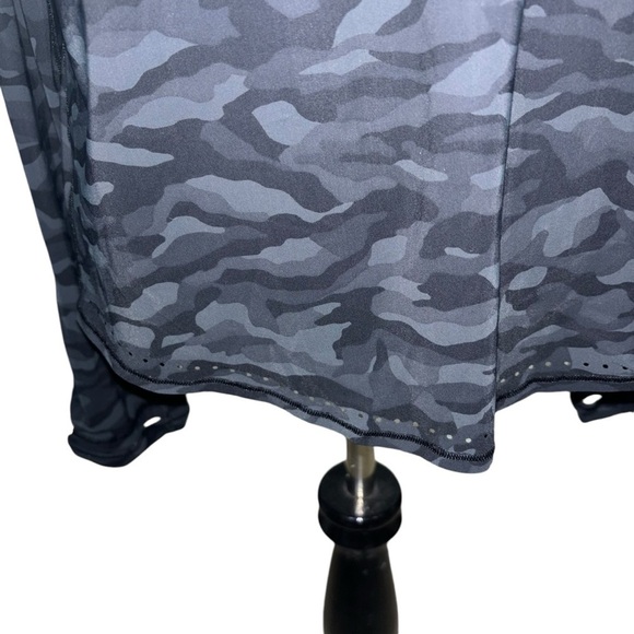 Lululemon Women’s Size 6 Rise and Run Long Sleeve Active Shirt Black Gray Camo - Picture 3 of 7